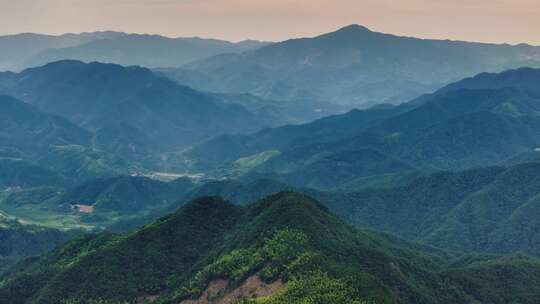 天姥山的连绵群山