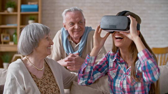 与祖父母一起体验虚拟现实的女人视频素材模板下载
