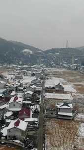 竖版航拍美丽乡村冬天雪景