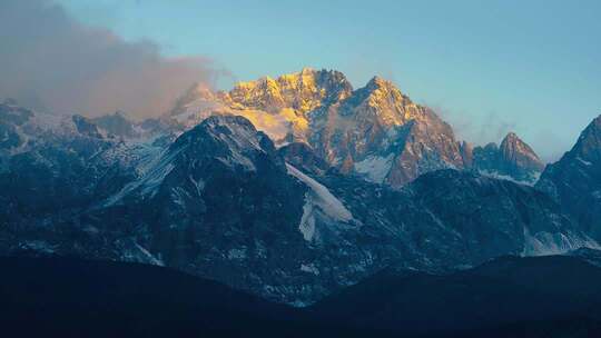雪山壮丽日出景观