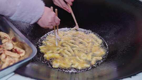 农村年味柴火做饭柴火炒肉切香肠烹饪过程