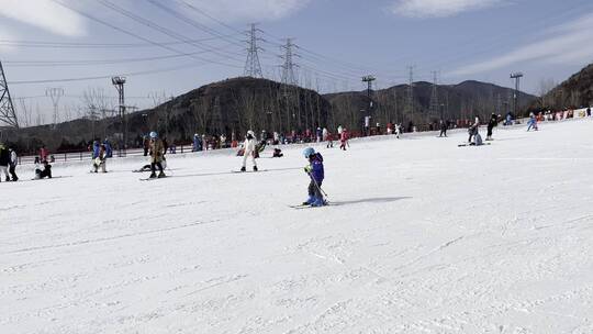 户外滑雪滑雪场滑雪的人