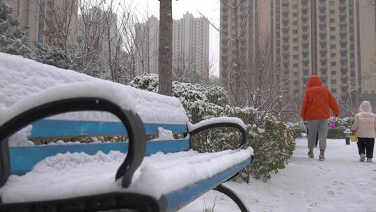 小区下雪雪景行人