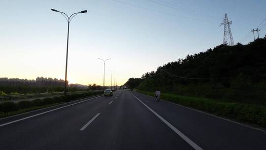 开车视角行驶在公路上  沿途风景