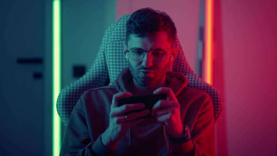电子竞技和电子游戏成瘾年轻人通过智能手机在线玩手机游戏的肖像