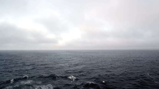从船后观看海洋和云层