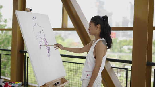 一位艺术家在画布上描绘两个女孩的形象