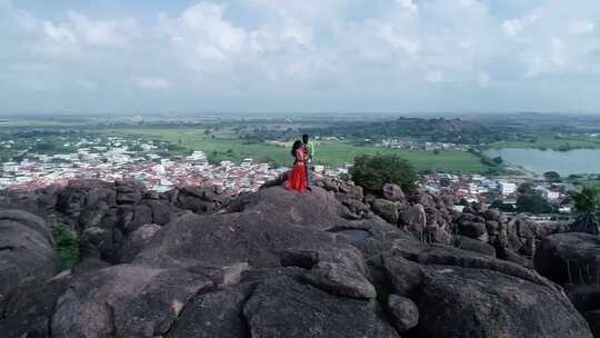 一对夫妇在悬崖顶上拍摄婚前照片
