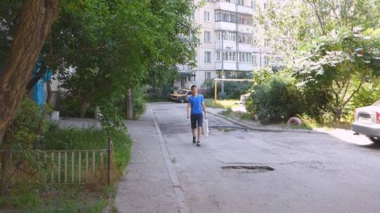 高清实拍男孩走路