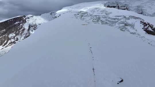 航拍攀登慕士塔格峰雪山冰川的登山队