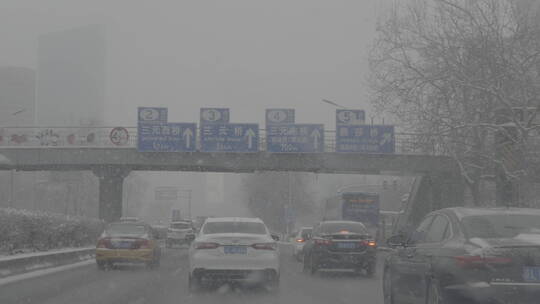 城市大雪出行 城市街道雪景