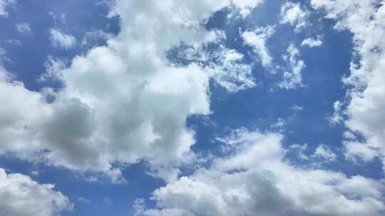 蓝天白云下的蓬松云朵云延时万里云卷云舒