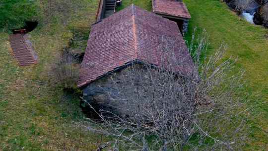 在废弃建筑上的旧传统粘土屋顶瓷砖上缓慢倾斜Tordoia Coruna，西班牙
