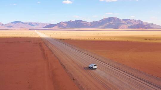 沙漠上行驶的汽车视频素材模板下载