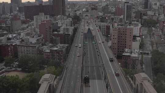 交通在纽约的道路上行驶