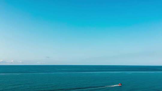 蓝色海面有船只航行的广阔海景