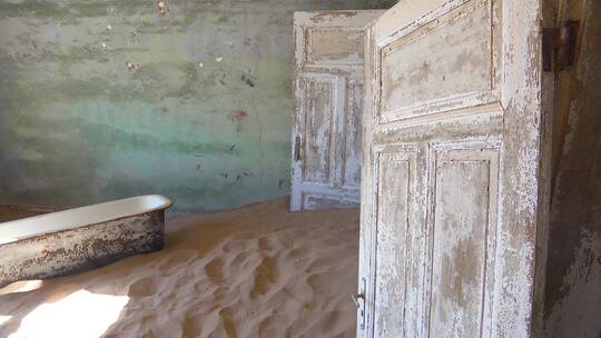 房屋里堆满了沙子
