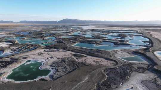 航拍青海大柴旦翡翠湖青甘大环线五彩盐湖