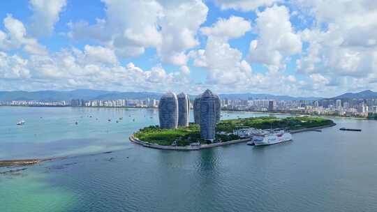 高视角航拍蓝天白云鸟瞰海南三亚凤凰岛全景