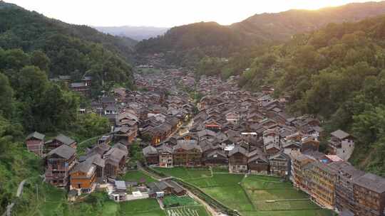 山谷间村落航拍全景