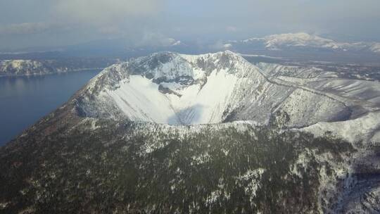 日本北海道冬季摩周湖和摩周岳火山口航拍