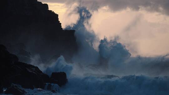 海浪撞击着岸边的岩石慢动作视频素材模板下载