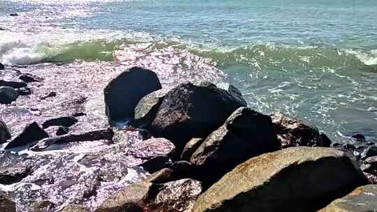 海浪拍打礁石浪花飞溅