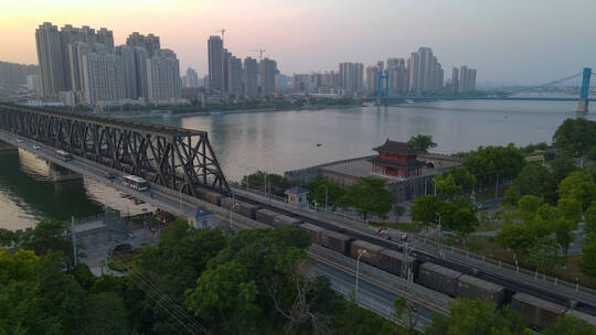 夕阳黄昏下的城市桥梁江面古建筑大气航拍