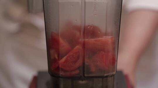 番茄榨汁熬制西红柿底料
