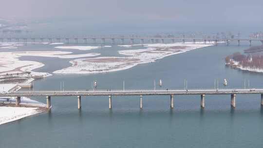 航拍冬天大雪桥梁湖中的岛屿湖水宣传片