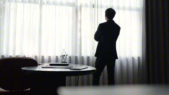 办公室焦虑的年轻人