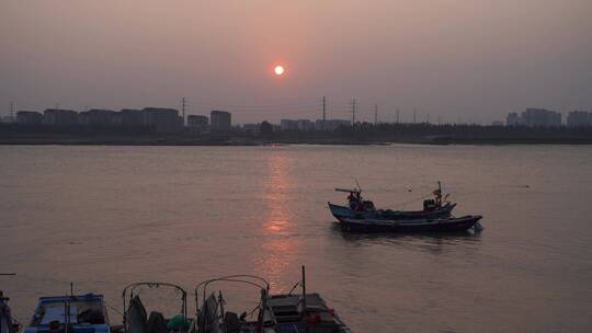 江边日落渔船河边日落日出河流黄昏夕阳水面