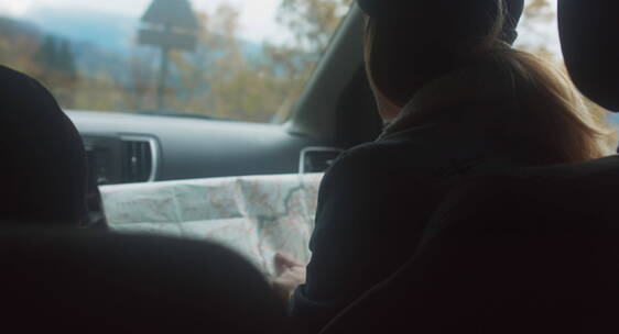 女人在车里看地图