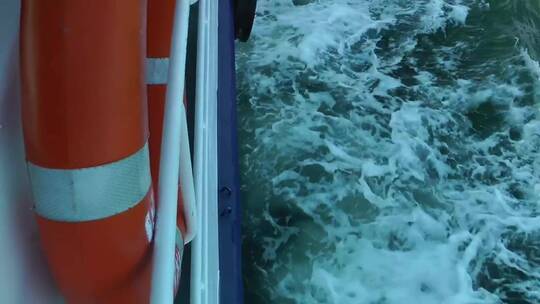 从帆船侧面俯瞰大海视频素材模板下载