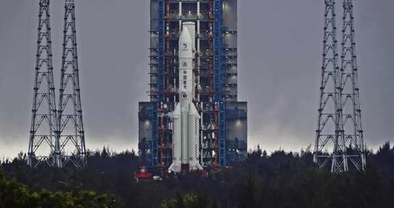 中国探月 嫦娥六号 发射架上的长征五号