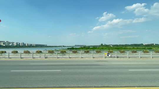 滨河城市绿化大桥车流蓝天白云视频素材模板下载