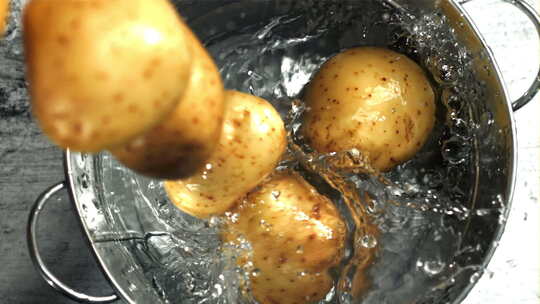 干净的土豆掉进食品设施的容器里