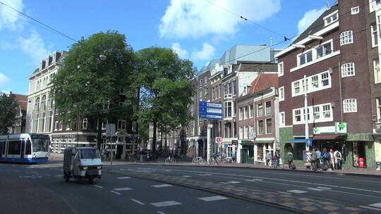 荷兰阿姆斯特丹街上的三轮车有轨电车和自行车