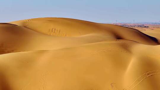航拍沙漠公路被沙子侵蚀