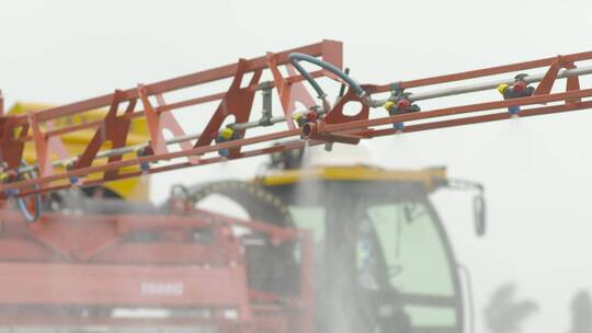 农业植保高科技大型喷洒农药追肥东北玉米田
