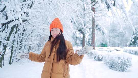 快乐快乐的年轻女子跳舞，快乐地跑下公园下