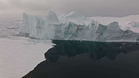 无人驾驶飞机飞越伊卢利萨特冰海视频素材模板下载
