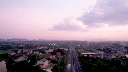 黄昏时候的高速公路经过乡村