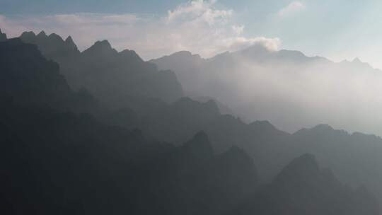 伏牛山老界岭群山日出风景