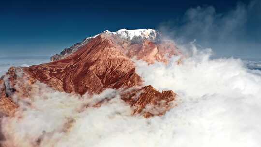 高山上空厚厚的云层