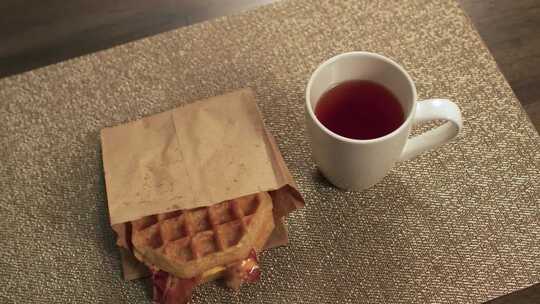 芝士培根华夫饼三明治配一杯茶