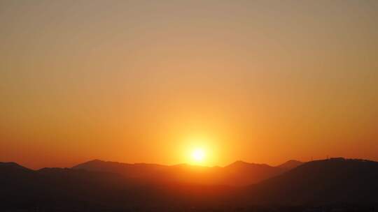 乡村黄昏日落延时夕阳晚霞山峰阳光山脉远山