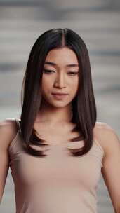 垂直视频亚洲女人与容光焕发的皮肤摆姿势美容广告