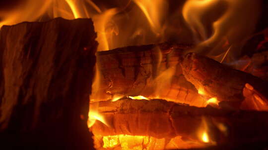 木炭柴火篝火燃烧火焰壁炉取暖