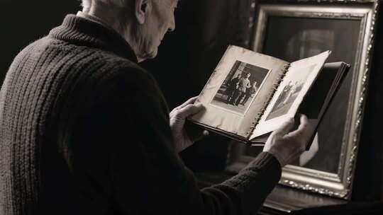 老人翻看老相册